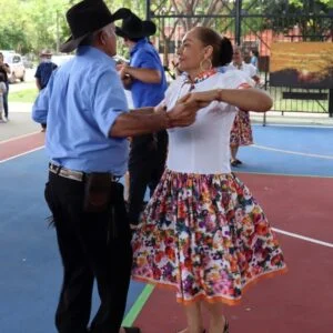 Traje joropo  criollo hombre y mujer adultos